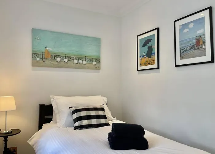 Lavender Apartment - Spacious Apartment Close To The Beach