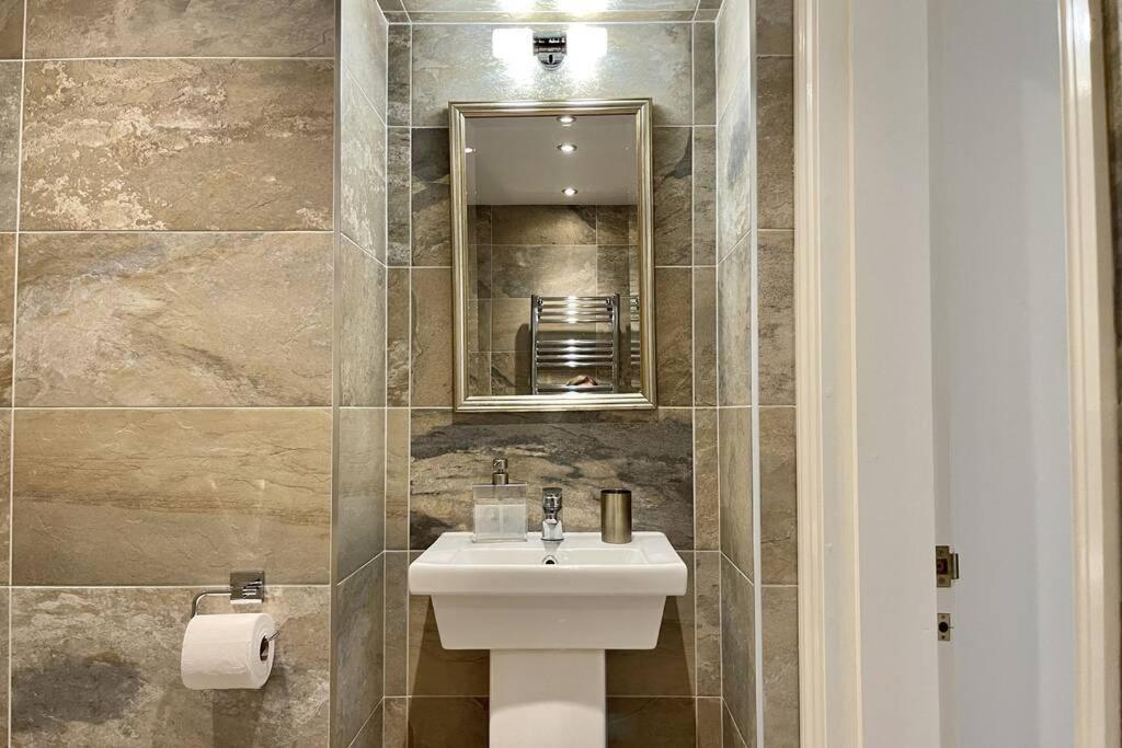 Lavender - Spacious Close To The Apartment Deal