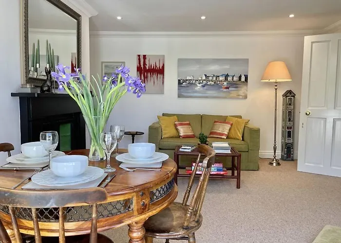 Lavender Apartment - Spacious Apartment Close To The Beach