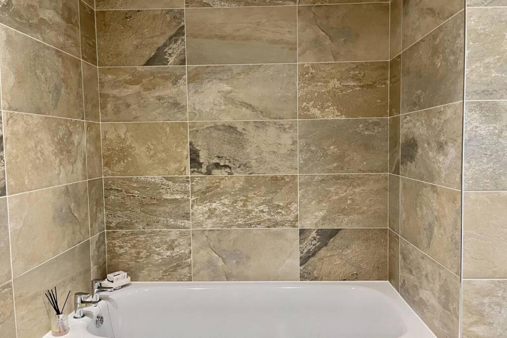 Lavender - Spacious Close To The Deal