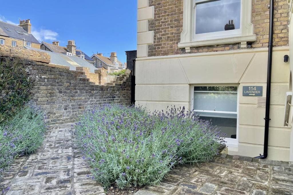 Lavender - Spacious Close To The *